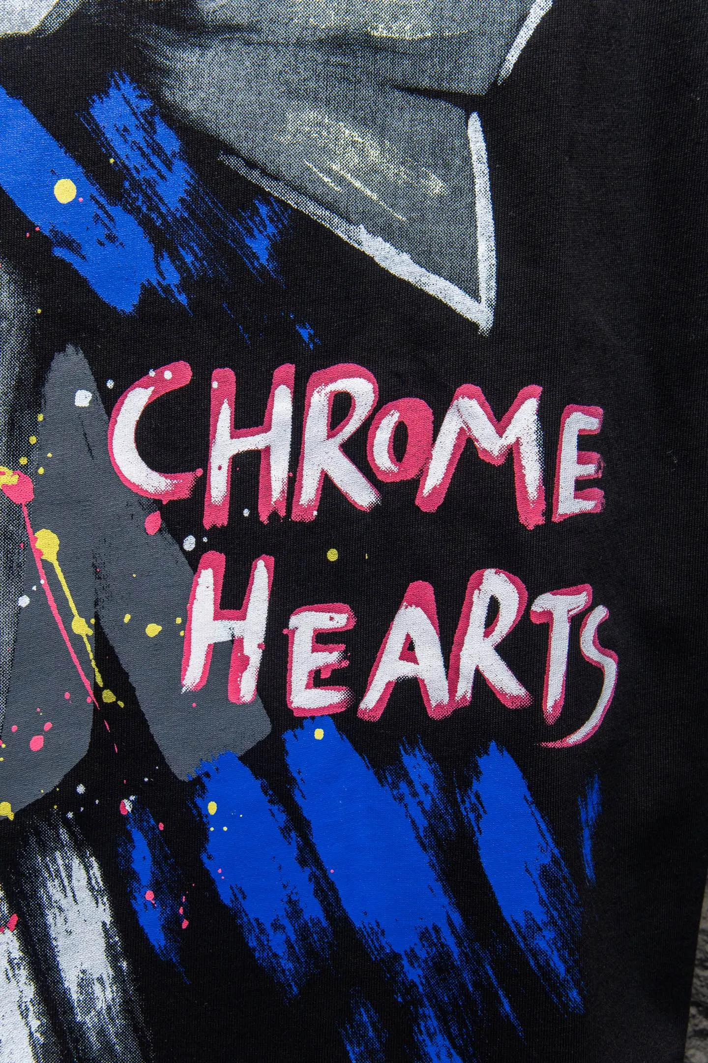 🅿️180 Style No.: 7042# Chrome hearts• 25ss ⚠YB custom-woven and custom-dyed fabrics, colors, prints, styles, and accessories. The fabrics are woven by imported machines. The uniqueness of the cloth texture creates a perfect garment effect. The fabric is made of 260-gram clean cloth with 320-gram 1*1 ribs. 4-color environmentally friendly custom-dyed fabrics, threads in the same cylinder, no color difference.  Gradient graffiti on garments, hand-made graffiti technology on garments, the details of the collar, pockets, cuffs, and front and rear threads are clearly visible. The printing uses Japanese BROTHER white ink digital direct-injection garment printing. This model is a global limited edition. In order to present a product like a work of art, after a long period of repeated determination of details, a very high-standard garment is presented. The front chest is made of direct-injection printing environmentally friendly glue material, using a mechanized printing process. Mechanical printing has high precision, the positioning accuracy can reach ±0.02mm, and the quality is stable.   The body is treated with graffiti elements, which greatly increases the interest of the clothing; it has a unique visual effect. The special washing effect creates a unique aged effect.  Croix Heart Short Sleeve must be the first short-sleeved piece in spring and summer that blurs the boundaries of unisex style. It has a classic dropped shoulder oversize version and a loose and casual upper body.  Color: Black White Size: S M L XL